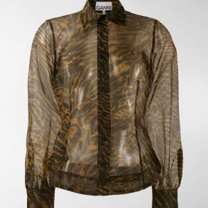 Ganni sheer tiger print shirt, storlek 42.  100% polyester. Hittar ingenting att anmärka på vad gäller skicket.   Kommer från djur och rökfritt hem.