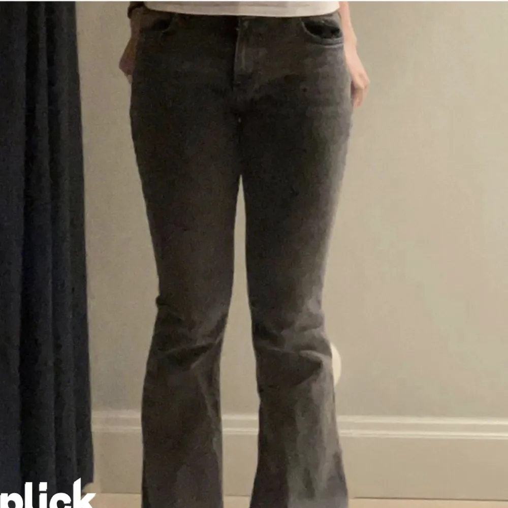 Jag e 1,65 cm lång #stockholm#stil#stylish#bootcut# jeans#grå#y2k #utsvängda. Jeans & Byxor.