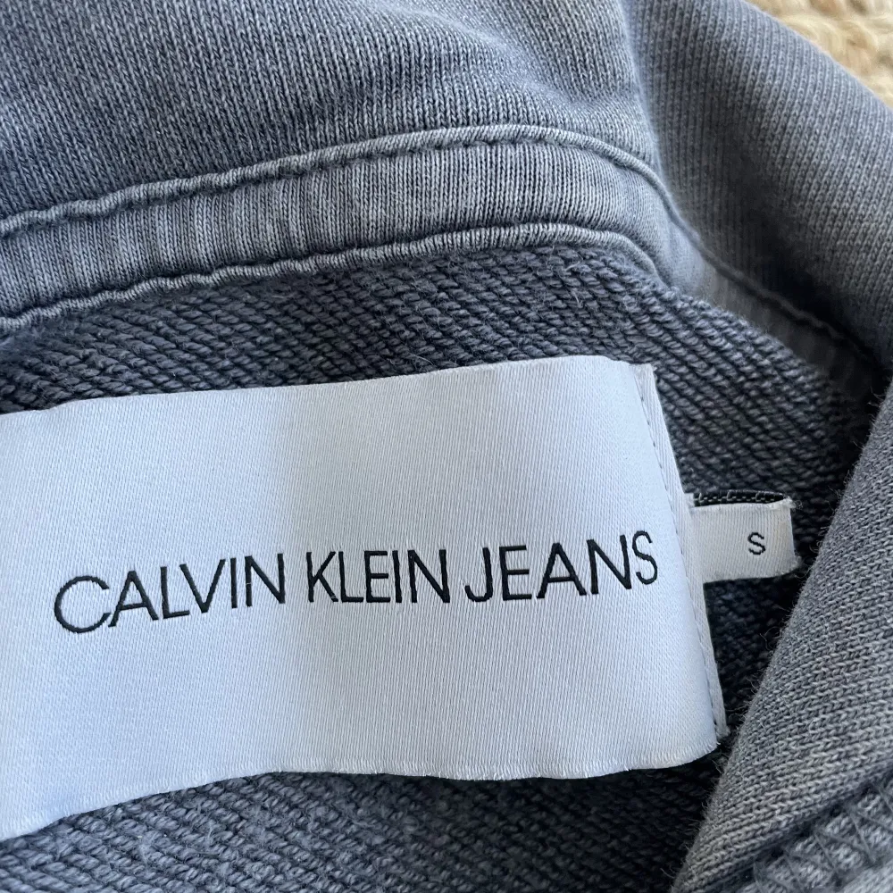 Supersnygg grå urtvättad (ska vara så) hoodie från Calvin Klein!!! Använd ett fåtal gånger!💓Köpte för 1000kr. Hoodies.