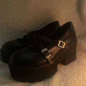 skor🤍 - Ett par skor som tyvärr ej faller mig i smaken längre! Pris kan givetvis diskuteras🤍🤍