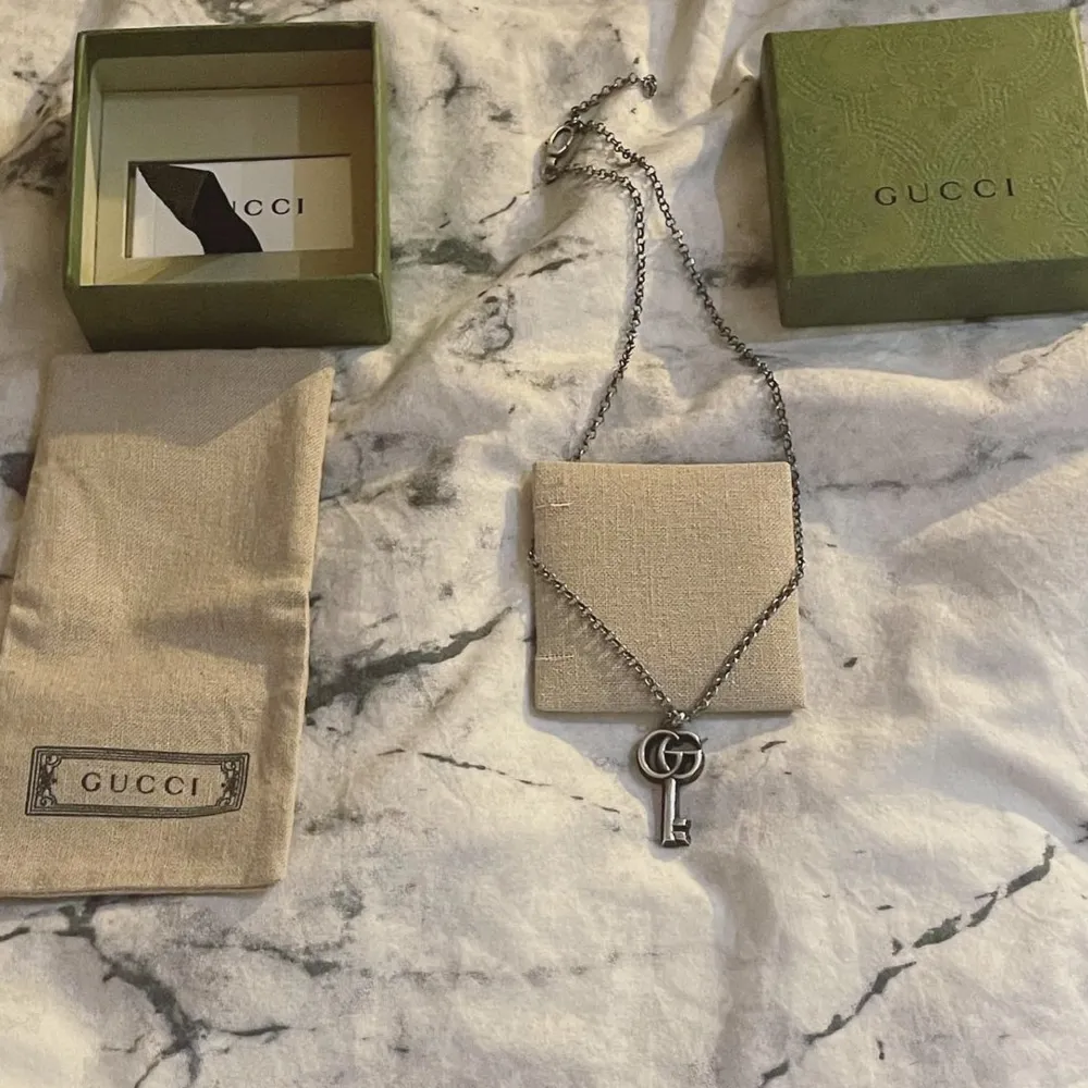 Gucci silver GG key halsband(50cm)(Silver) helt nytt-låda, eticketter osv medföljer  Nypris:3600kr. Accessoarer.