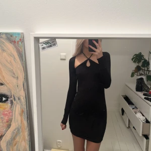 Svart klänning  - Svart klänning ifrån nakd i storlek xs, aldrig använd! Fri frakt💕