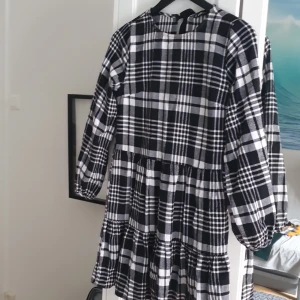 Dress white and black winter/spring - Does not fit me anymore :( 