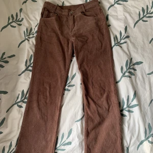 Bruna lågmidjade byxor - Jättefina lågmidjade lite utsvänga manchesterbyxor från brandy melville. Innerbenslängd 74 cm, midjemått ca 72 cm 