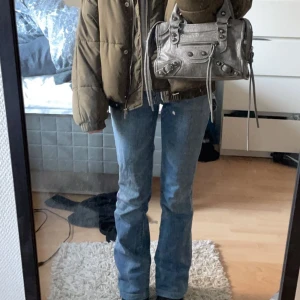 Levis jeans - Säljer dessa jeansen från Levise. De är lågmidjade och butcut. I färgen blå💙