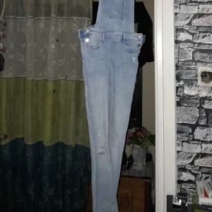 Snickarbyxor i jeans tyg. STLK 158 CL - Märke "ADENIM". Schysst slitna på normalt vis. Säljer dem billigt 50 kr,finns på söder kan mötas upp under dagen 