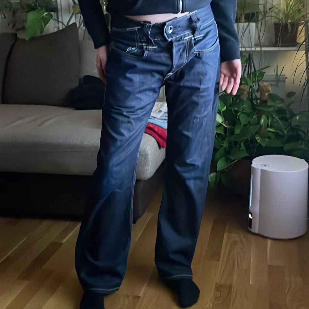 Balla Ed hardy jeans som inte används längre. Personen på bilden är 173. Passar nog kortare också🫶🏻. Jeans & Byxor.