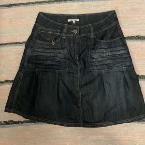 Jeanskjol - Lite kortare jeans kjol som har sin charm, fina detaljer. Knappt använd✨✌🏼