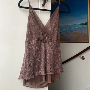 Vila topp - Topp med mesh tyg och glitternät över. Knyts själv i nacken. Öppen rygg.