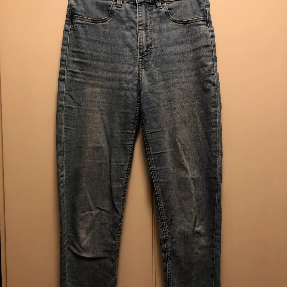 Högmidjade, blå skinnyjeans från H&M. I bra skick, säljer eftersom att de inte längre passar min stil. . Jeans & Byxor.