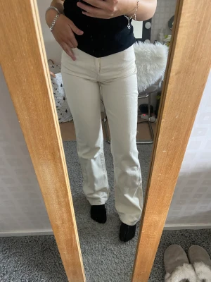 Vita straight jeans - Krämvita straightleg jeans som är oanvända. Köpta på bikbok för 599kr💕💕💕