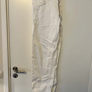 Pull&Bear Jeans Offwhite - Fina knappt använda jeans från Pull&Bear Nypris 399kr