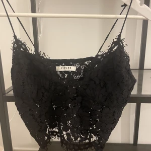 Spetslinne - Jätte fint spetslinne köpt på NAKD. Som ny. Skriv för fler bilder