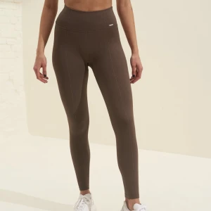Aim’n tights  - Luxe seamless tights från Aim’n i den mörkbrunafärgen macchiato. Stl XS. Perfekt skick! Nypris: 699kr.🤎Säljer även matchande topp i annan annons.