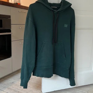 Acne Studios hoodie mörkgrön - storlek S men lite loose fit så funkar nog för de flesta, mörkgrön och så skön hoodie som är ganska ”tung”, exklusiv. går ej att få längre! i väldigt bra skick 😇