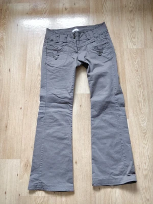 Snygga "cargos* - Lågmidjade cargoliknande byxor som är utsvängda. Har även sytt upp de så de passar bra i längden på mig som är 160!💗