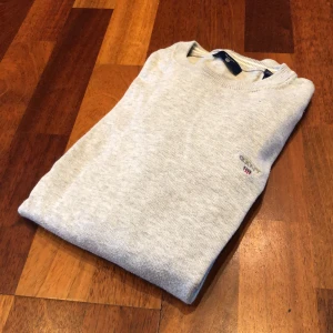 Gant stickad bomullströja - Använd och med litet hål på vänster ärm, se bild. 