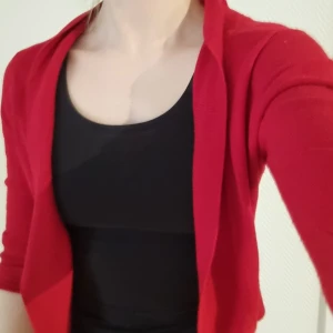 Röd kofta - Tunn röd kofta från vero moda, storlek M men något liten i storleken. Sparsamt använd och i fint skick. 