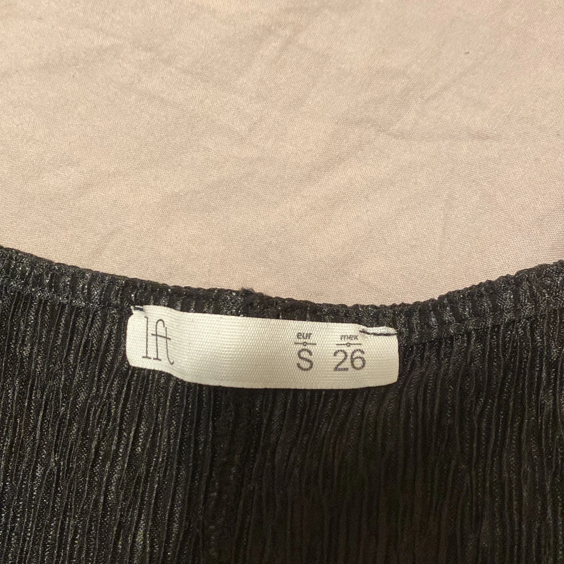 Glittrig svart topp - 91