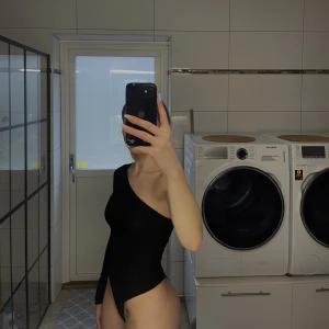 Svart body  - En svart body Storlek 36, passar på mig som är 38 Super fint skick! 