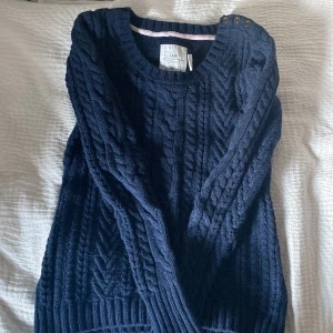 Mörkblå stickad tröja - En stickad tröja som jag köpte på H&M för länge sen. Använt få gånger och är i bra skick men kommer ej till användning!💓