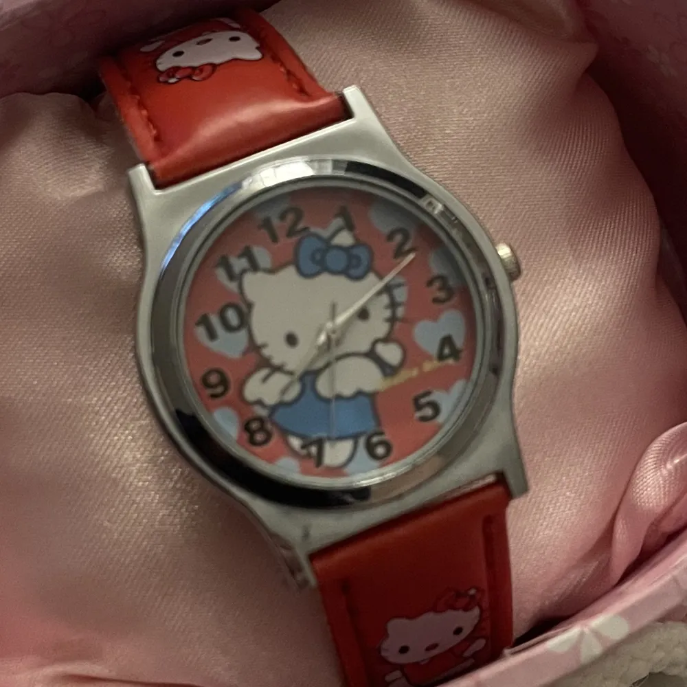 Två hellokitty klockor! En i vit & rosa och en i röd. Säljer på grund av att jag inte får användning av de💗99kr/styck i första hand men pris är diskuterbart.. Accessoarer.