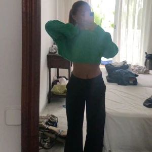 Stickad tröja - Säljer denna jättefina stickad tröja. Så fin färg!! Väldigt bra skick, inte alls stickig. Sista bilden visar inte rättvisa för färgen