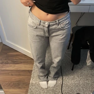 Low straight jeans  - Low straight jeans från Gina Tricot i grå, köpta för 499kr säljer för 350kr ❤️