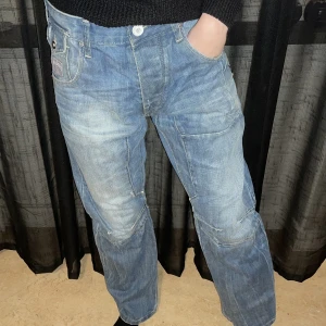 Jeans - Jeans från jack&jones, jag har aldrig använt dem. Dem passar mig i benen som brukar ha Xs/S, passar även M, midjemått 80cm , innerben 70, storlek 32/30. Köparen står för frakten.🤍 (skriv privat för mer bilder/frågor) 