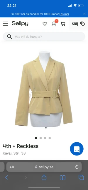 Gul kostym - Säljer min nyinköpta gula kavaj. Funkar både öppen och stängd