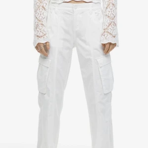 cargo byxor h&m - jättefina cargo byxor som endast är använda 1 gång. perfekta i längden för mig som är 170