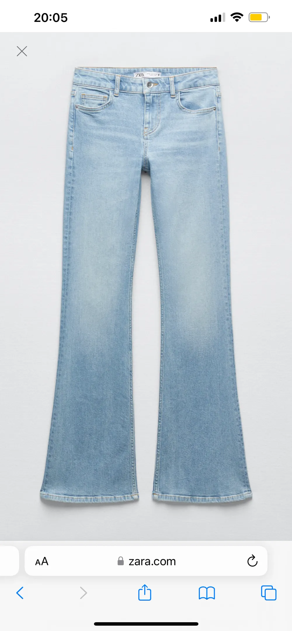 Jag söker någon som vill byta dessa low rise flare jeans mot ett par i storlek 34 då jag köpte fel storlek. Jag har ett par helt nya med prislapp kvar i storlek 36 om någon vill byta. Är även öppen att sälja dessa om jag inte får tag på de i storlek 34. Jeans & Byxor.