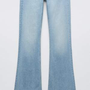 Jag söker någon som vill byta dessa low rise flare jeans mot ett par i storlek 34 då jag köpte fel storlek. Jag har ett par helt nya med prislapp kvar i storlek 36 om någon vill byta. Är även öppen att sälja dessa om jag inte får tag på de i storlek 34