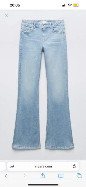 Jag söker någon som vill byta dessa low rise flare jeans mot ett par i storlek 34 då jag köpte fel storlek. Jag har ett par helt nya med prislapp kvar i storlek 36 om någon vill byta. Är även öppen att sälja dessa om jag inte får tag på de i storlek 34