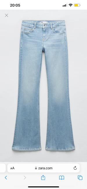 Jeans Low waist - Jag söker någon som vill byta dessa low rise flare jeans mot ett par i storlek 34 då jag köpte fel storlek. Jag har ett par helt nya med prislapp kvar i storlek 36 om någon vill byta. Är även öppen att sälja dessa om jag inte får tag på de i storlek 34