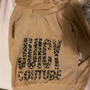 Nu när juicy couture är inne igen tänkte jag sälja min gamla kofta! Den är fortfarande i bra skick men har blivit tyvärr inte urtvättad! Köpt på Raglady 🌸