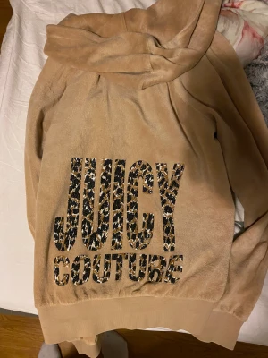 Juicy Couture kofta - Nu när juicy couture är inne igen tänkte jag sälja min gamla kofta! Den är fortfarande i bra skick men har blivit tyvärr inte urtvättad! Köpt på Raglady 🌸