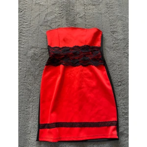 Jättefin kortare klänning med spets - Oanvänd. Storlek L men är lite stretchig Finns öglor i sidan så man kan ha skärp, samt dragkedja på baksidan