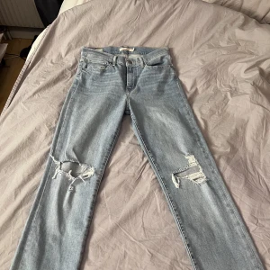Levis jeans  - Säljer nu mina fina levis jeans som enbart kommit till andväning 2 gånger då jag ej tyckt modellen passar mig! Modellen heter 724 high rise straight