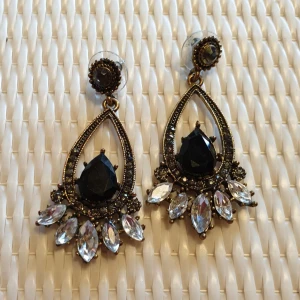 Vackra glittrande stora bling öronhängen - glittrande stora öronhängen 6 cm långa. oanvända. superfina