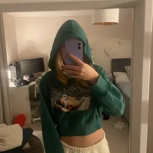 Jag säljer denna gröna croppade hoodie för jag inte använder den längre💗 den är i väldigt bra skick och perfekt till sommarkvällar