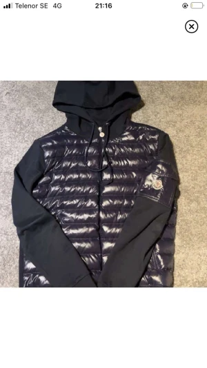 Moncler cardigan  - Tja! Jag säljer denna moncler jackan storlek L fast den är väldigt liten i storleken så den passar M. Jag kan tänka mig släppa den för 3000 eftersom jag behöver pengar snabbt, kan gå ner vid snabb affär! Om ni vill ha bild på kvittot så skriv till mig! /A