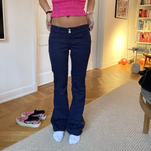 Lowwaist jeans med fickor😍 - Så fina mörkblå lågmidjade jeans Jätte fina detaljer med fickor där bak! Skriv för fler frågor mått och så vidare💖 