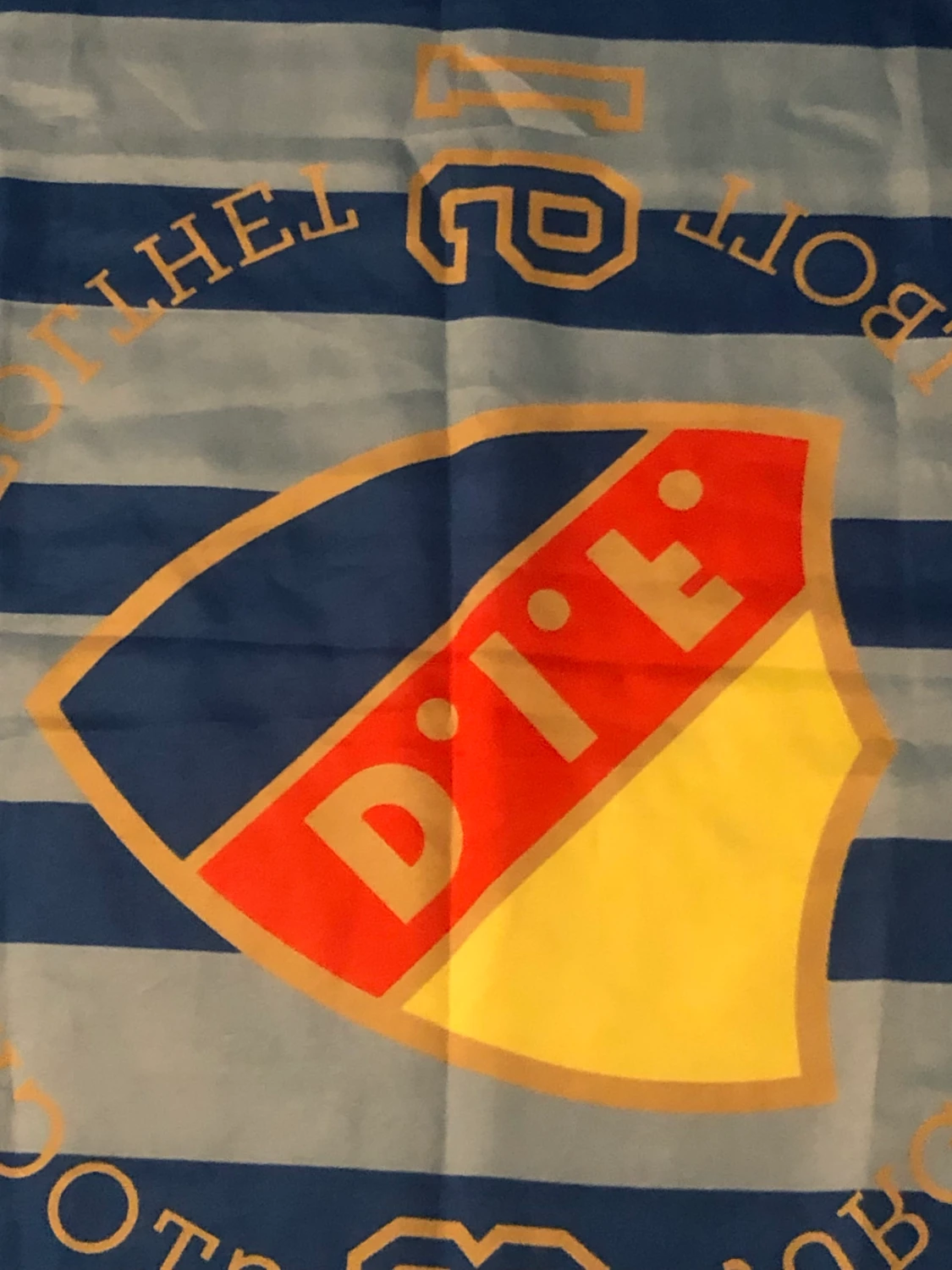 Säljer denna Djugårds flaggan.