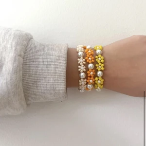 Armband  - 49 kr styck  Eller alla för 99 kr  Fina armband nu till sommaren. Går att önska färg också 🤩