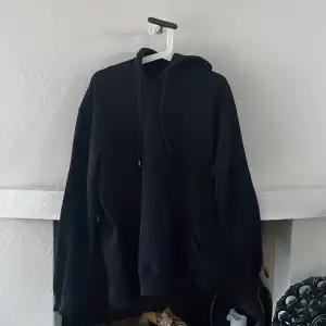 en WINWIN hoodie från carlings i storlek M. Köpte den för 500, säljs inte längre. Bra skick, det sega är snöret som är kaos.  