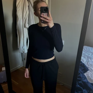 Zara tröja - Jag säljer en marinblå zara topp i storlek S. En lite kortare tröja, slutar ungefär vid naveln. 