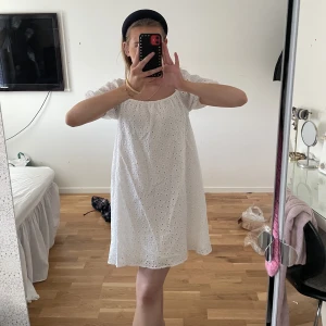 Studentklänning/vit klänning  - Jätte fin studentklänning som inte kommer till användning, köpt på & other Stories och är aldrig använd💕💕nypris 690 kr 