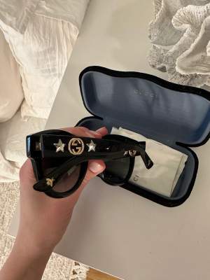 Säljer mina solglasögon från Gucci då dem tyvärr inte kommer till så stor användning längre. Dem är köpta i Dubai 2018 och är sparsamt använda, medföljer glasögonfodral. Nypris 4.300 kr 