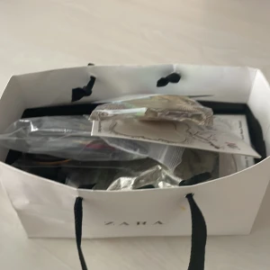 En påse fylld med en massa nagel tillbehör  - En påse fylld med en massa nagel tillbehör som inte används och inte är använda. Vill ni ha mer bilder på sakerna kan jag skicka.